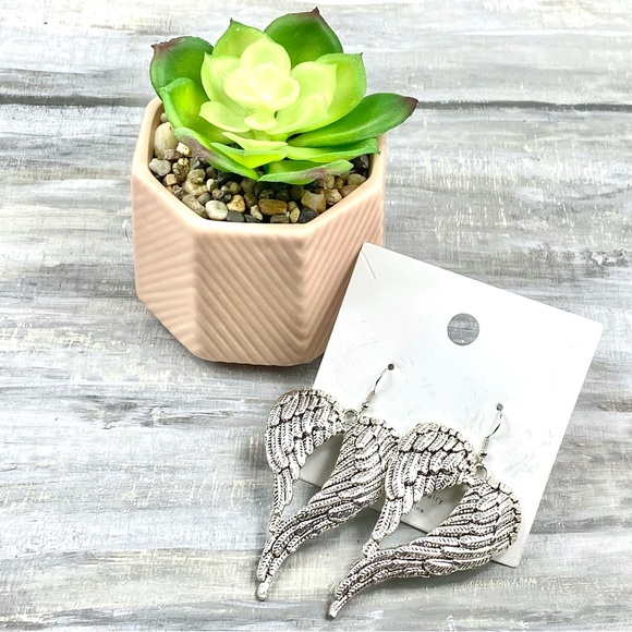 NWT Silver Toned Angel Wing Earrings Boutique Drop Dangle Earrings Heart Wings - Picture 2 of 8